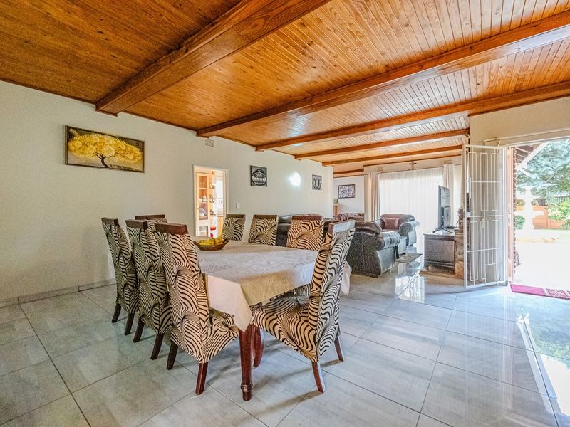 Fantastic opportunity to own a spacious modern 5-bedroom home in sought after area - Photo 4