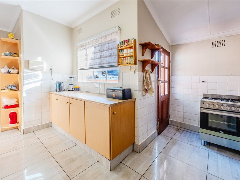 Fantastic opportunity to own a spacious modern 5-bedroom home in sought after area - Photo 9
