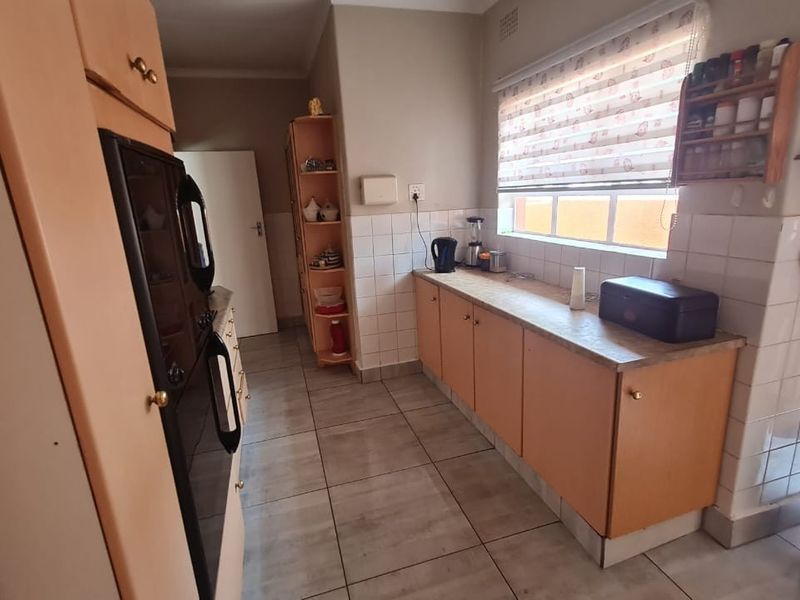 Fantastic opportunity to own a spacious modern 5-bedroom home in sought after area - Photo 7