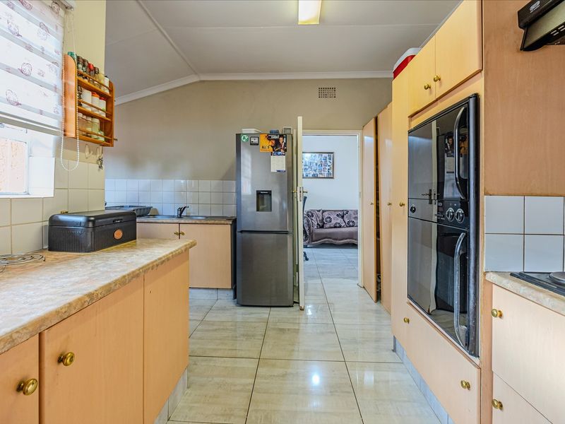 Fantastic opportunity to own a spacious modern 5-bedroom home in sought after area - Photo 8