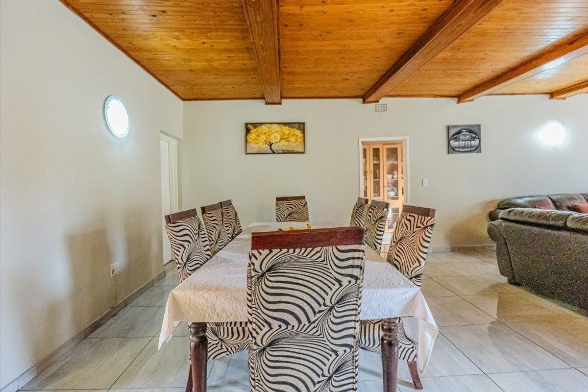 Fantastic opportunity to own a spacious modern 5-bedroom home in sought after area - Photo 2