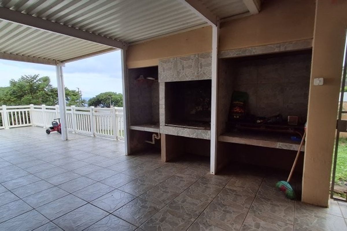 Spectacular Ocean Views Meet Spacious Family Living Today - Photo 4