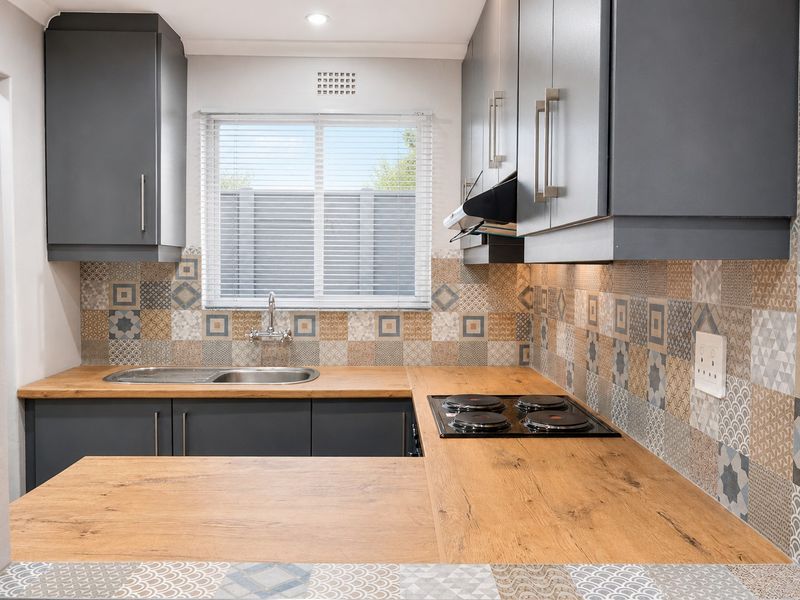 Modern, 2Bedroom Home in a Secure Complex Grassy Park - Photo 1