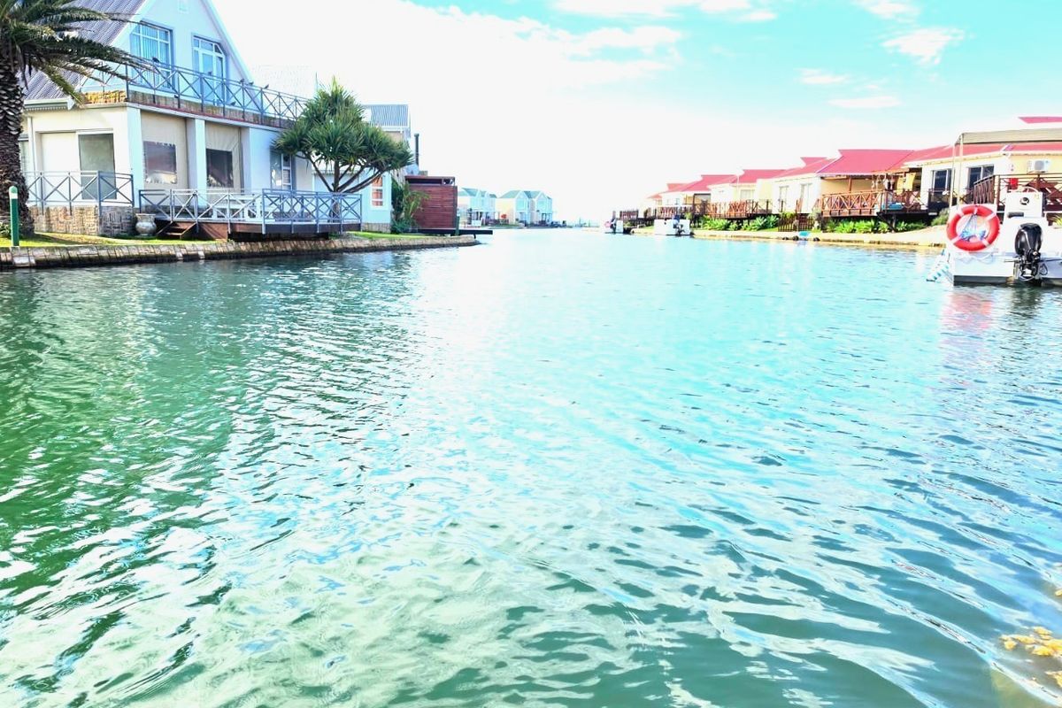 EXCLUSIVE MANDATE: Luxury,  Canal-Front   | Minutes from the Beach | Marina Martinique, Jeffreys Bay - Photo 2