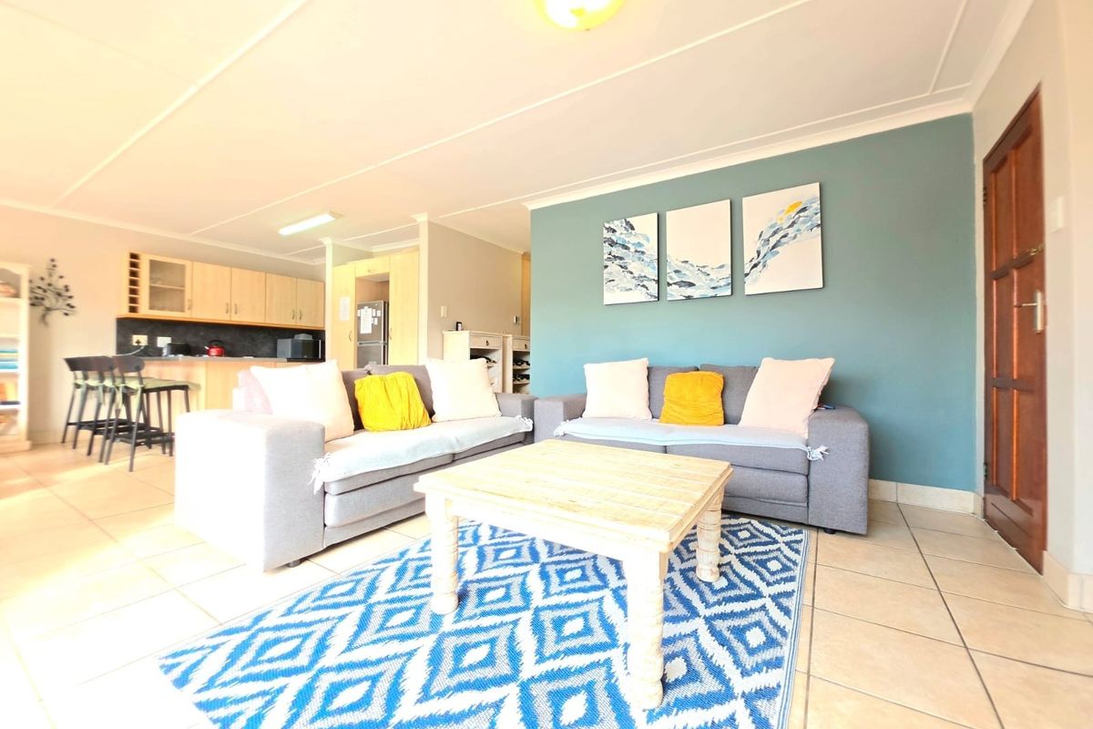 EXCLUSIVE MANDATE: Luxury,  Canal-Front   | Minutes from the Beach | Marina Martinique, Jeffreys Bay - Photo 4