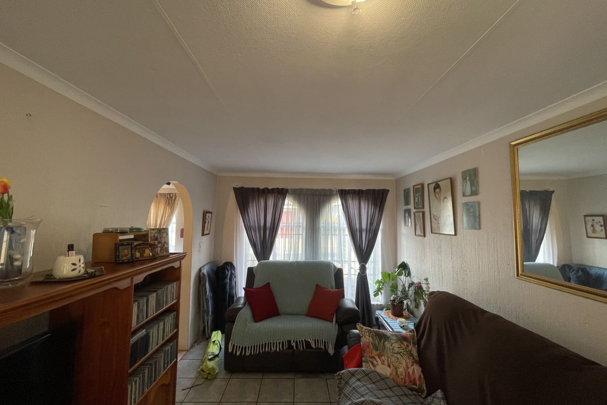 House for Sale: Sherwood Gardens - Photo 4