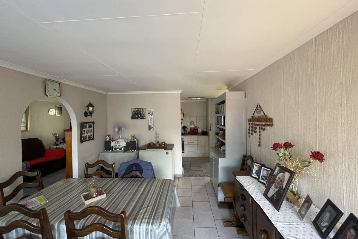 House for Sale: Sherwood Gardens - Photo 2