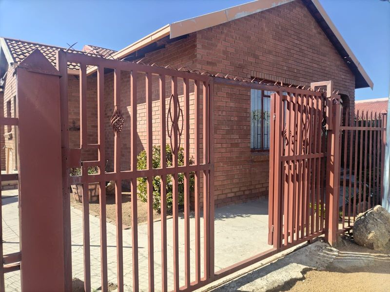 Big 3 Bedroom House For Sale in Mabopane, Lebanon - Photo 1