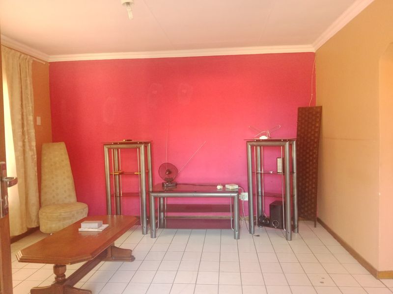 Big 3 Bedroom House For Sale in Mabopane, Lebanon - Photo 4