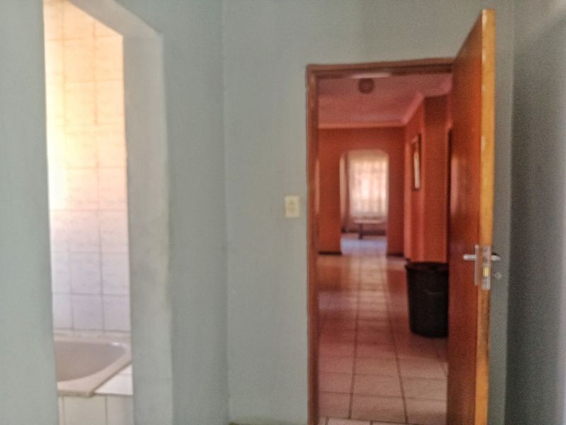 Big 3 Bedroom House For Sale in Mabopane, Lebanon - Photo 7