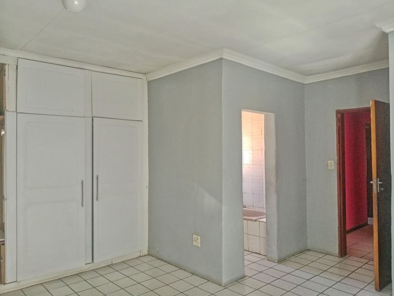 Big 3 Bedroom House For Sale in Mabopane, Lebanon - Photo 6