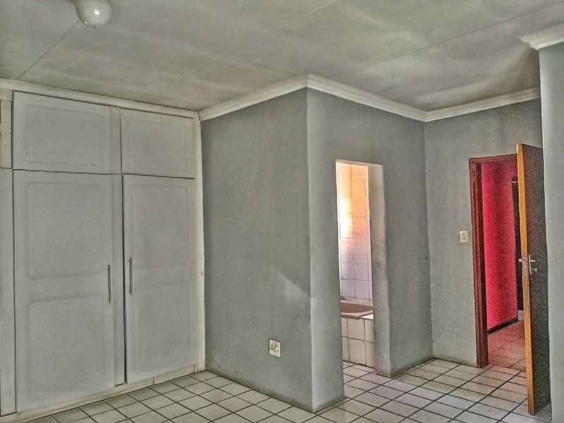 Big 3 Bedroom House For Sale in Mabopane, Lebanon - Photo 5