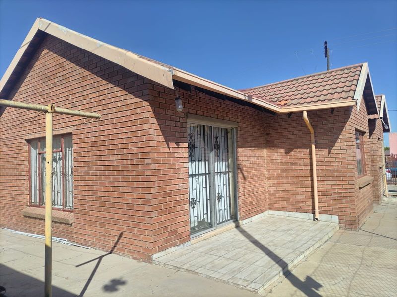 Big 3 Bedroom House For Sale in Mabopane, Lebanon - Photo 2