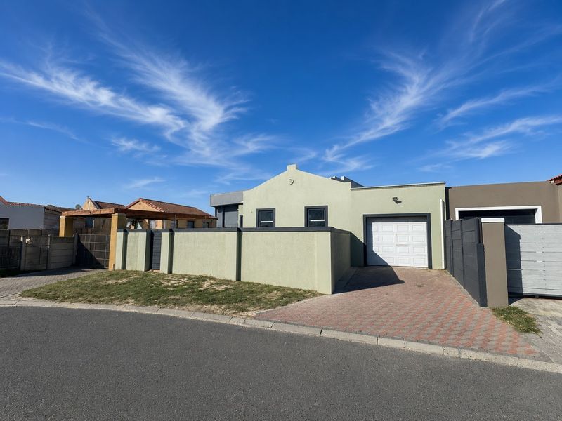 Fully Renovated Family Home with Designer Kitchen, Bathroom and 4-Car Garage, Rondevlei Park - Photo 1
