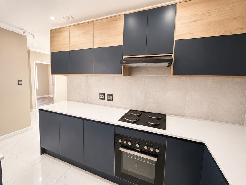 Fully Renovated Family Home with Designer Kitchen, Bathroom and 4-Car Garage, Rondevlei Park - Photo 9