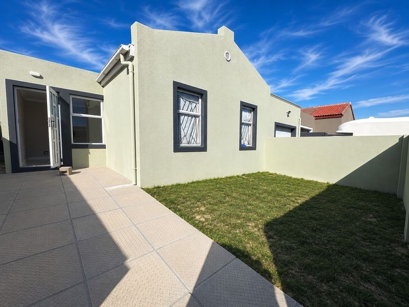 Fully Renovated Family Home with Designer Kitchen, Bathroom and 4-Car Garage, Rondevlei Park - Photo 3