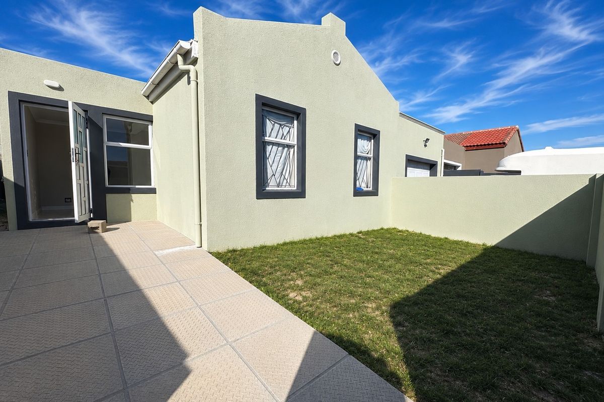 Fully Renovated Family Home with Designer Kitchen, Bathroom and 4-Car Garage, Rondevlei Park - Photo 3