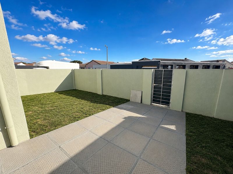 Fully Renovated Family Home with Designer Kitchen, Bathroom and 4-Car Garage, Rondevlei Park - Photo 4