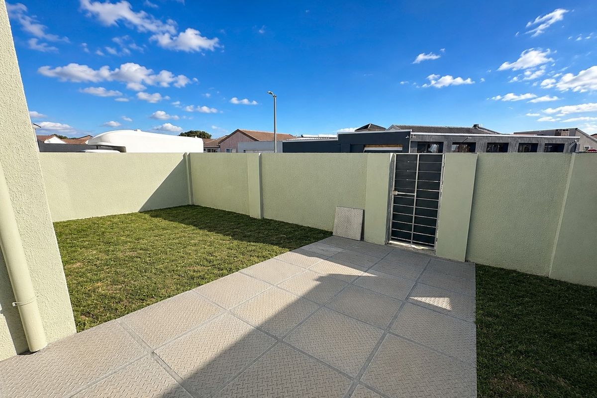 Fully Renovated Family Home with Designer Kitchen, Bathroom and 4-Car Garage, Rondevlei Park - Photo 4