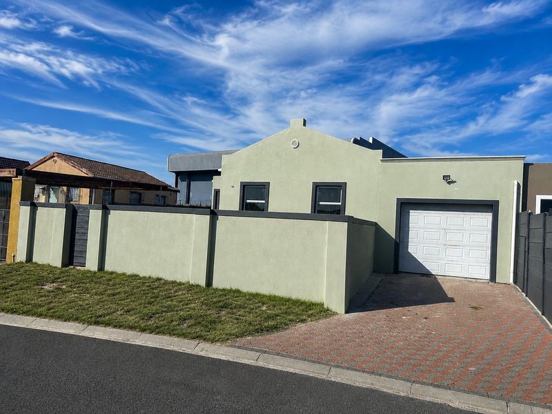 Fully Renovated Family Home with Designer Kitchen, Bathroom and 4-Car Garage, Rondevlei Park - Photo 2