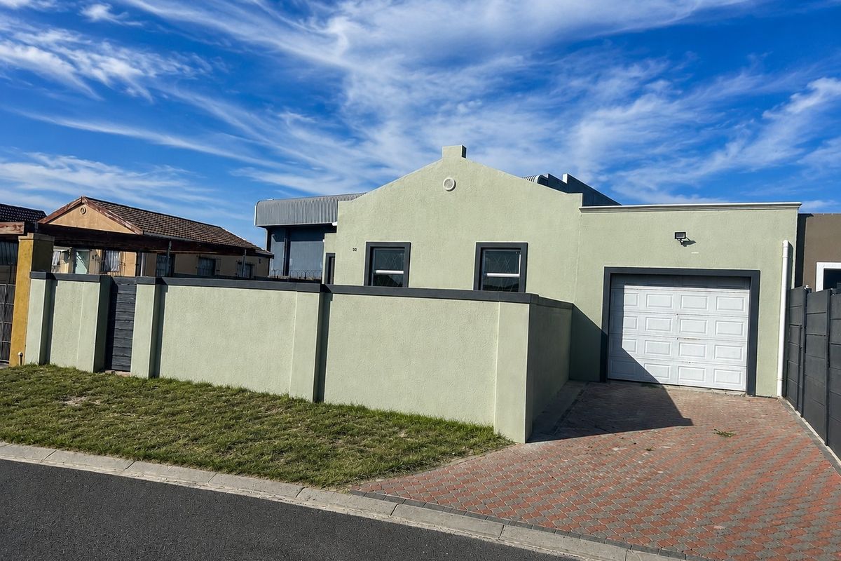 Fully Renovated Family Home with Designer Kitchen, Bathroom and 4-Car Garage, Rondevlei Park - Photo 2