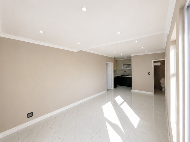 Fully Renovated Family Home with Designer Kitchen, Bathroom and 4-Car Garage, Rondevlei Park - Photo 5