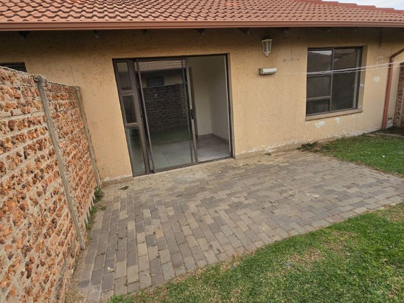 Townhouse For Sale in Parkrand, Boksburg - Photo 1
