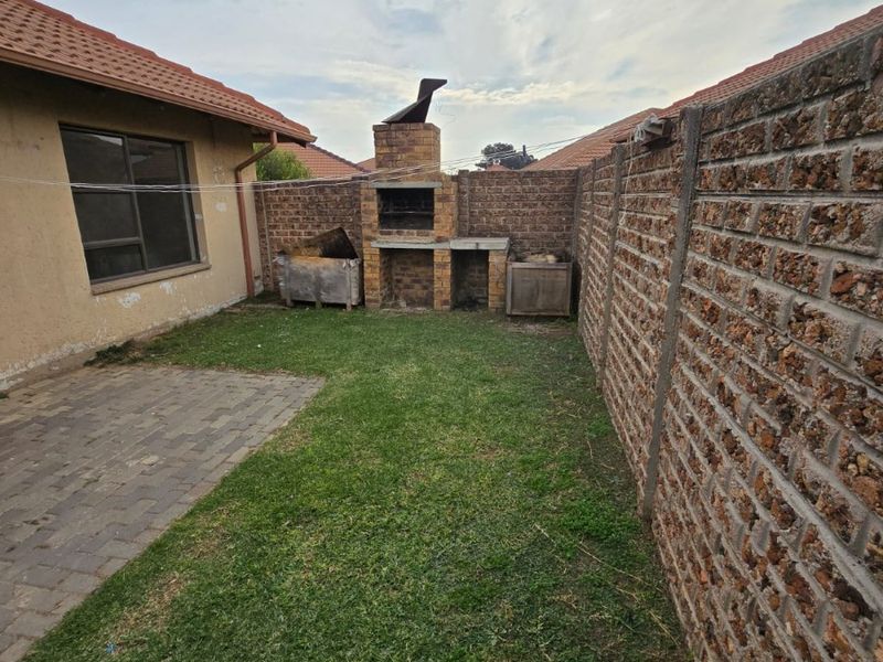 Townhouse For Sale in Parkrand, Boksburg - Photo 2