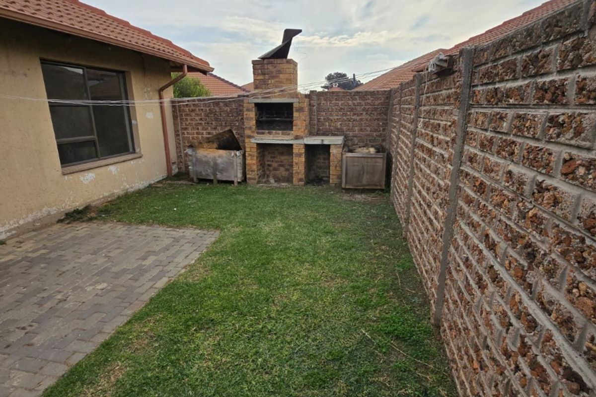 Townhouse For Sale in Parkrand, Boksburg - Photo 2