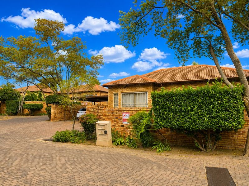 BEAUTIFULLY PRESENTED FREE-STANDING TOWNHOUSE WITH PRIVATE PET-FRIENDLY GARDEN - Photo 1