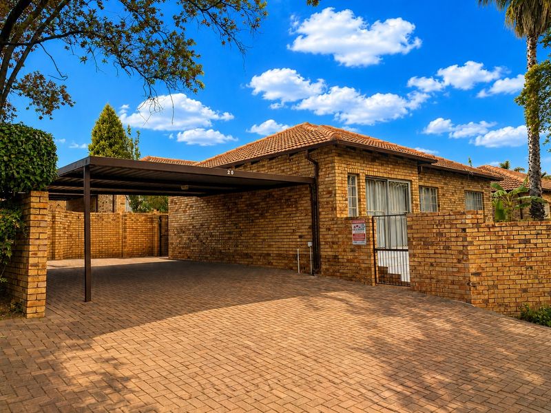 BEAUTIFULLY PRESENTED FREE-STANDING TOWNHOUSE WITH PRIVATE PET-FRIENDLY GARDEN - Photo 2