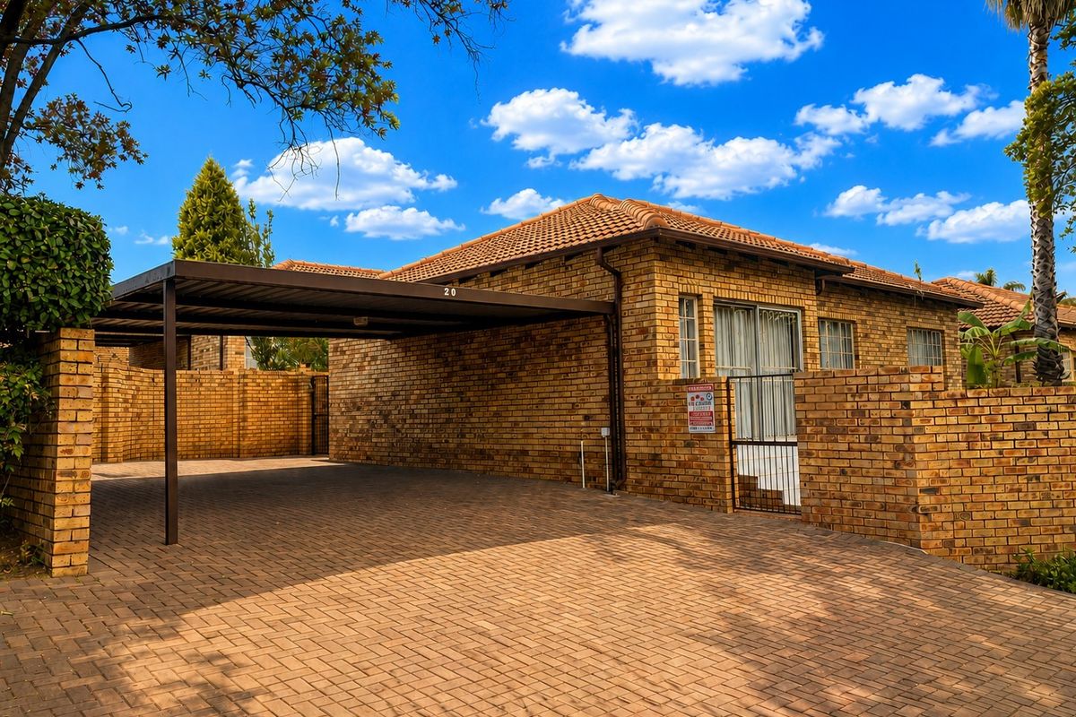 BEAUTIFULLY PRESENTED FREE-STANDING TOWNHOUSE WITH PRIVATE PET-FRIENDLY GARDEN - Photo 2