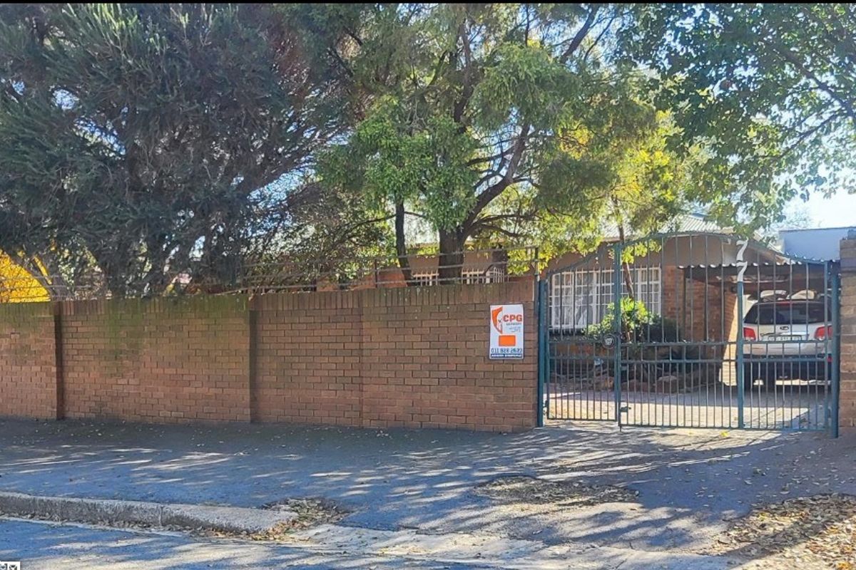 Spacious 4-Bedroom Family Home with Pool | Prime Location - Photo 2