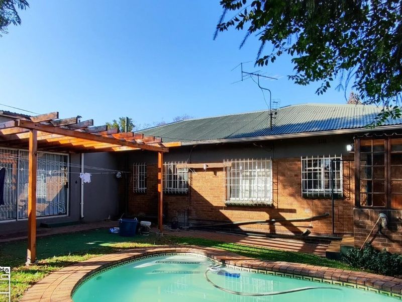 Spacious 4-Bedroom Family Home with Pool | Prime Location - Photo 3