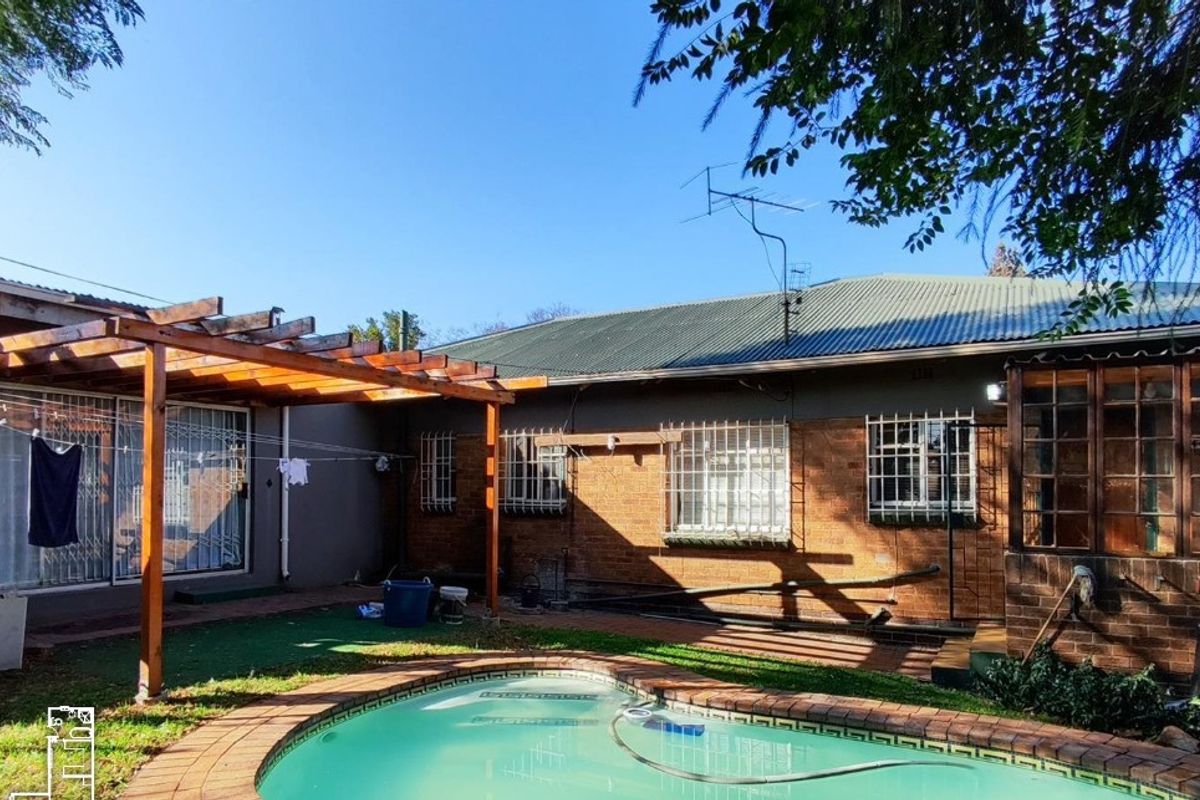 Spacious 4-Bedroom Family Home with Pool | Prime Location - Photo 3