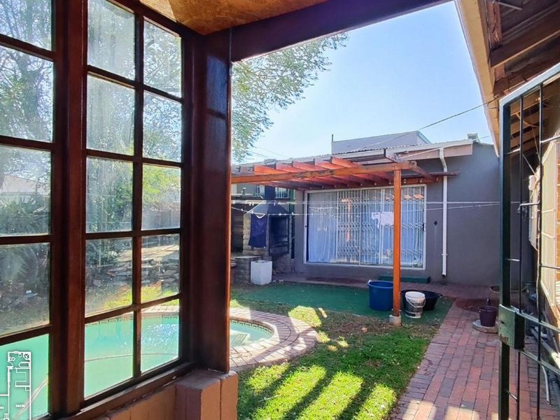 Spacious 4-Bedroom Family Home with Pool | Prime Location - Photo 4