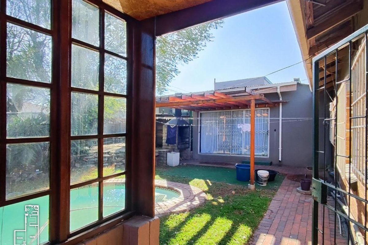 Spacious 4-Bedroom Family Home with Pool | Prime Location - Photo 4