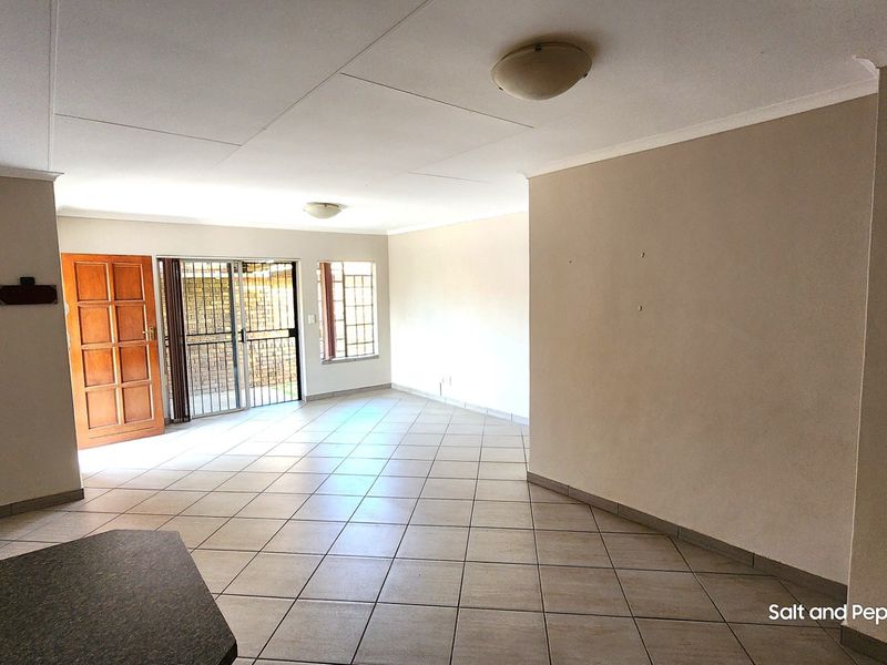 3 Bedroom Full Title Townhouse To Rent in Magalieskruin. - Photo 7