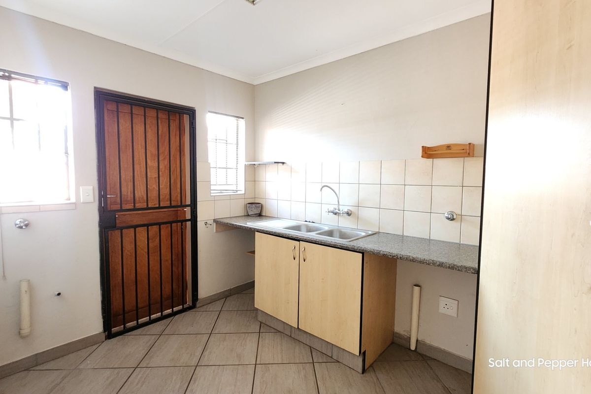 3 Bedroom Full Title Townhouse To Rent in Magalieskruin. - Photo 4