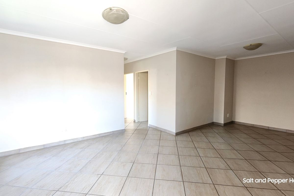 3 Bedroom Full Title Townhouse To Rent in Magalieskruin. - Photo 2