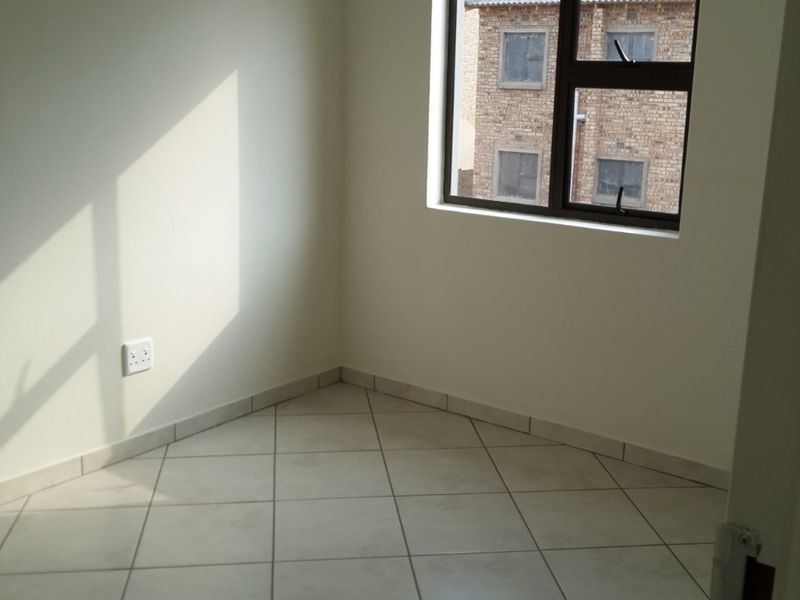 Modern, Stylish and Move In Ready Apartment with Built In Braai - Photo 4