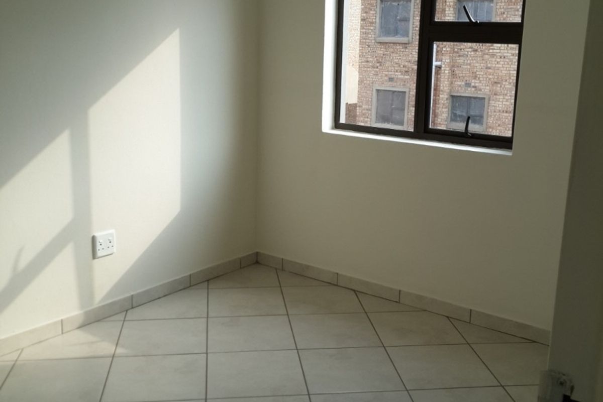 Modern, Stylish and Move In Ready Apartment with Built In Braai - Photo 4