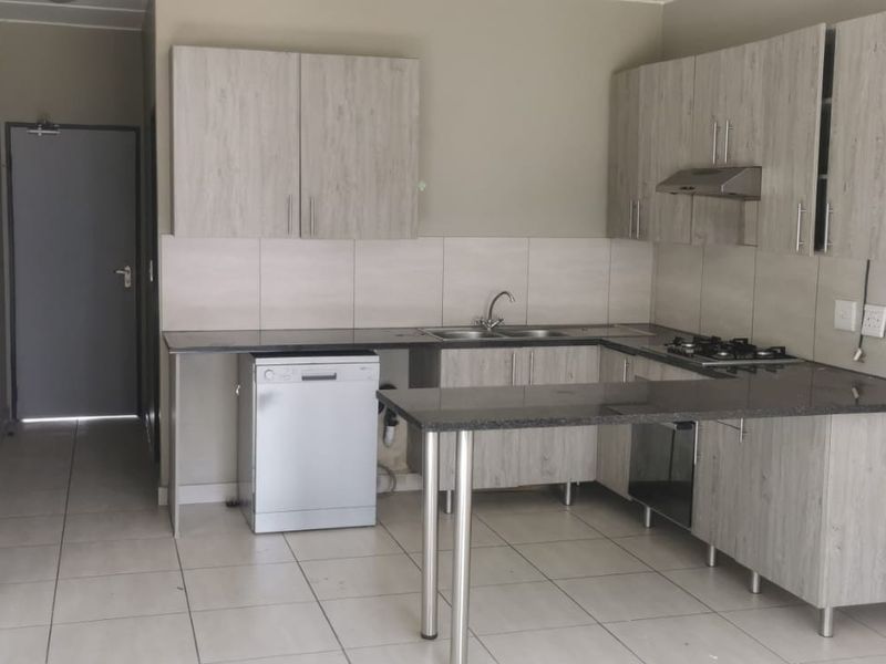 Modern 2-Bedroom Ground Floor Apartment with Dishwasher Included - Photo 1