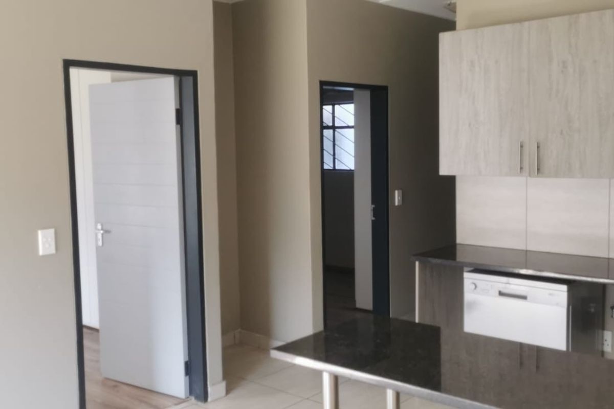 Modern 2-Bedroom Ground Floor Apartment with Dishwasher Included - Photo 2
