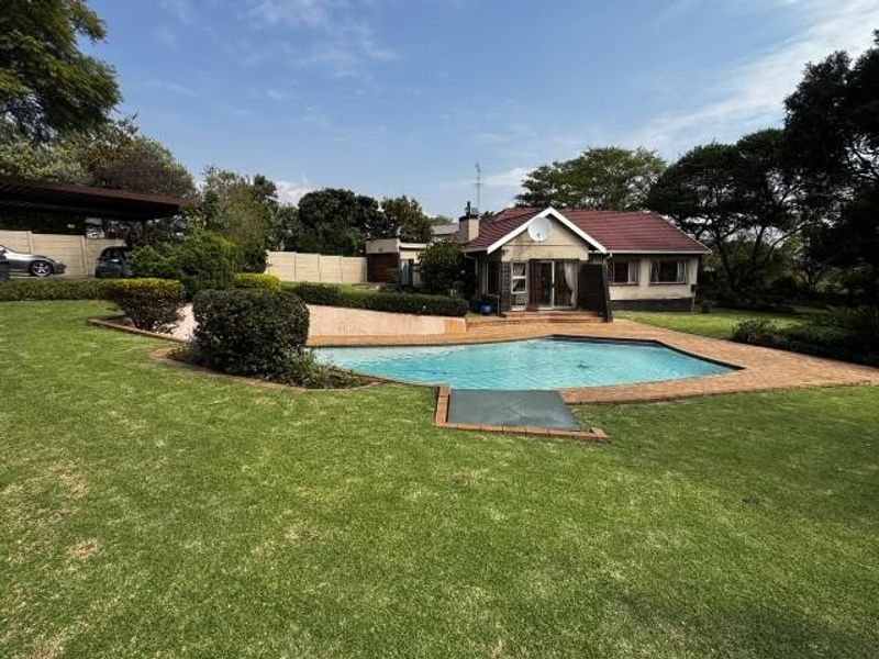 House For Sale in Johannesburg - Photo 1