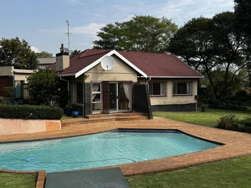House For Sale in Johannesburg - Photo 2