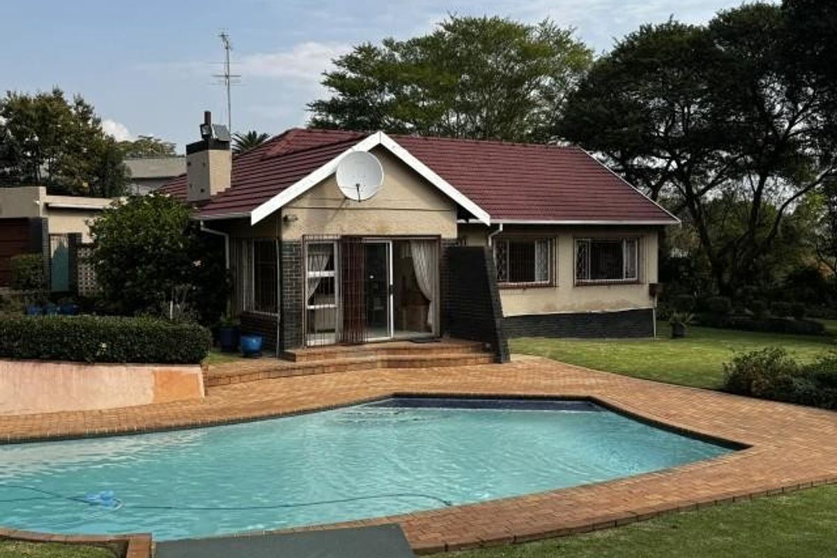 House For Sale in Johannesburg - Photo 2