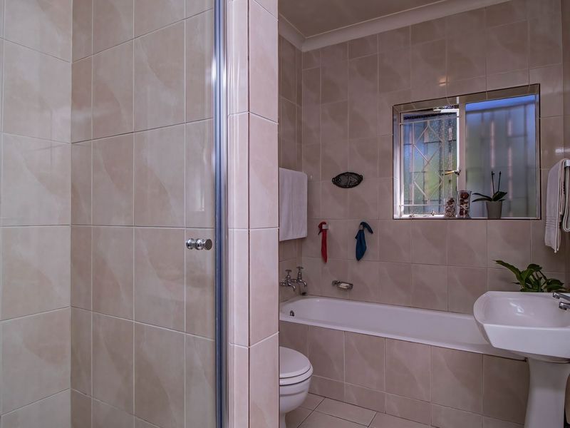 House For Sale in Johannesburg - Photo 9