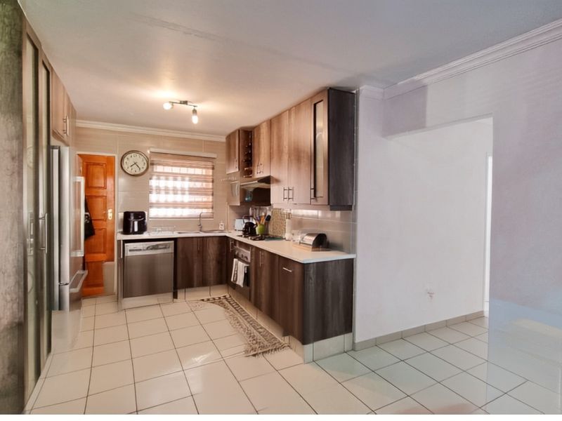 Modern 3-Bedroom Ground Floor Apartment in a Prime Location Witfield - Photo 6