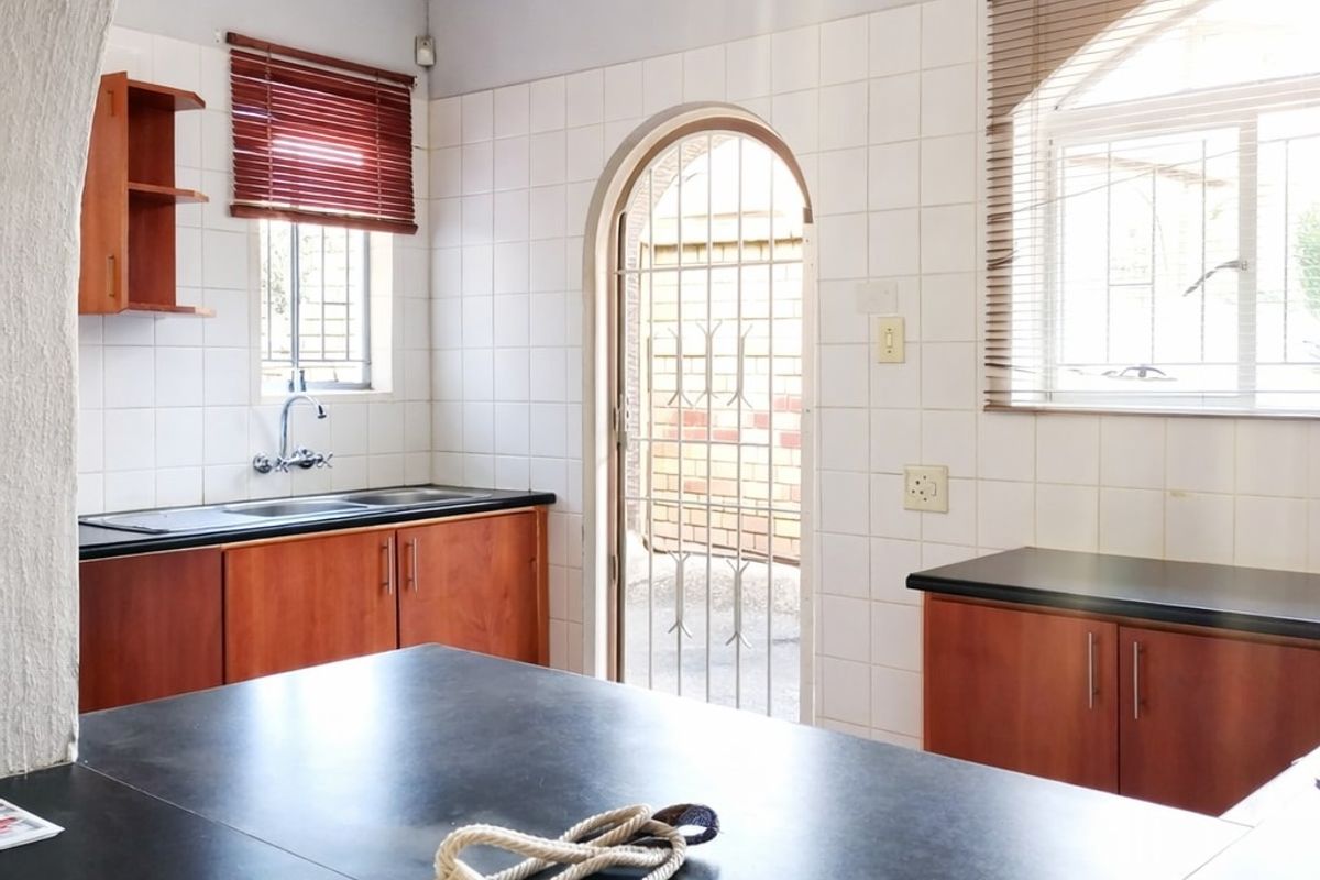 Apartment For Sale in Bear Park, Corlett Gardens, Johannesburg - Photo 4